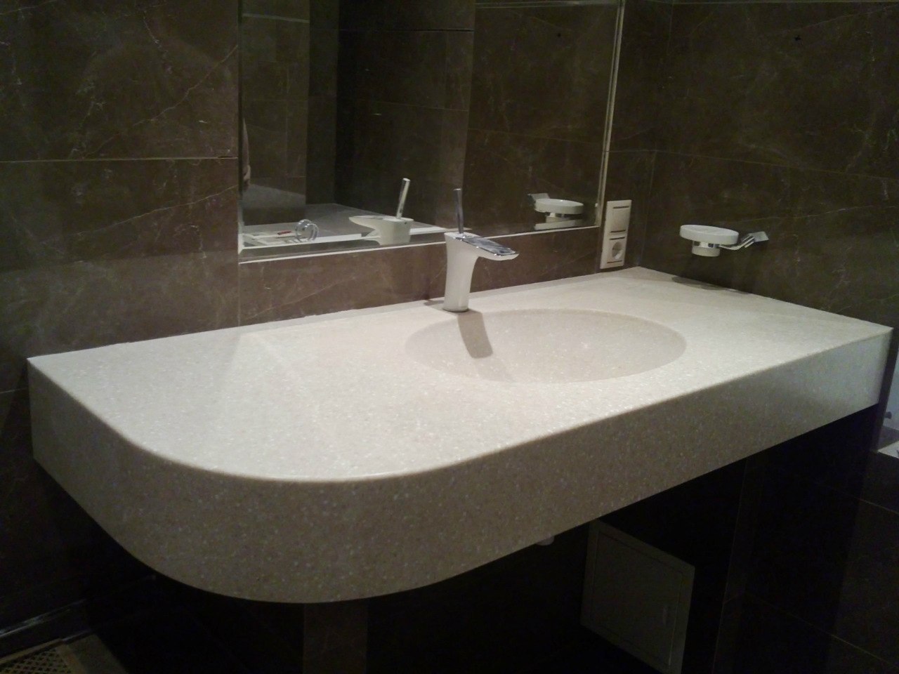 Столешница в ванную комнату из искусственного камня